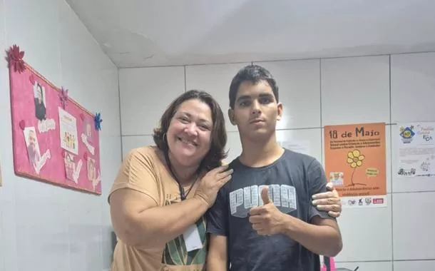 O jovem ao lado da conselheira