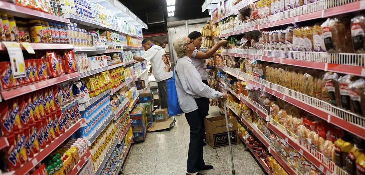 Consumidores em supermercado no Rio de Janeiro - 06/05/2016