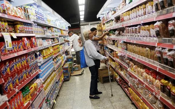 Consumidores em supermercado no Rio de Janeiro - 06/05/2016