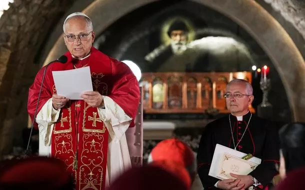 O papa Leão discursa em frente ao túmulo de São Charbel Makhlouf no Mosteiro de São Maroun, no Líbano - 1º de dezembro de 2025