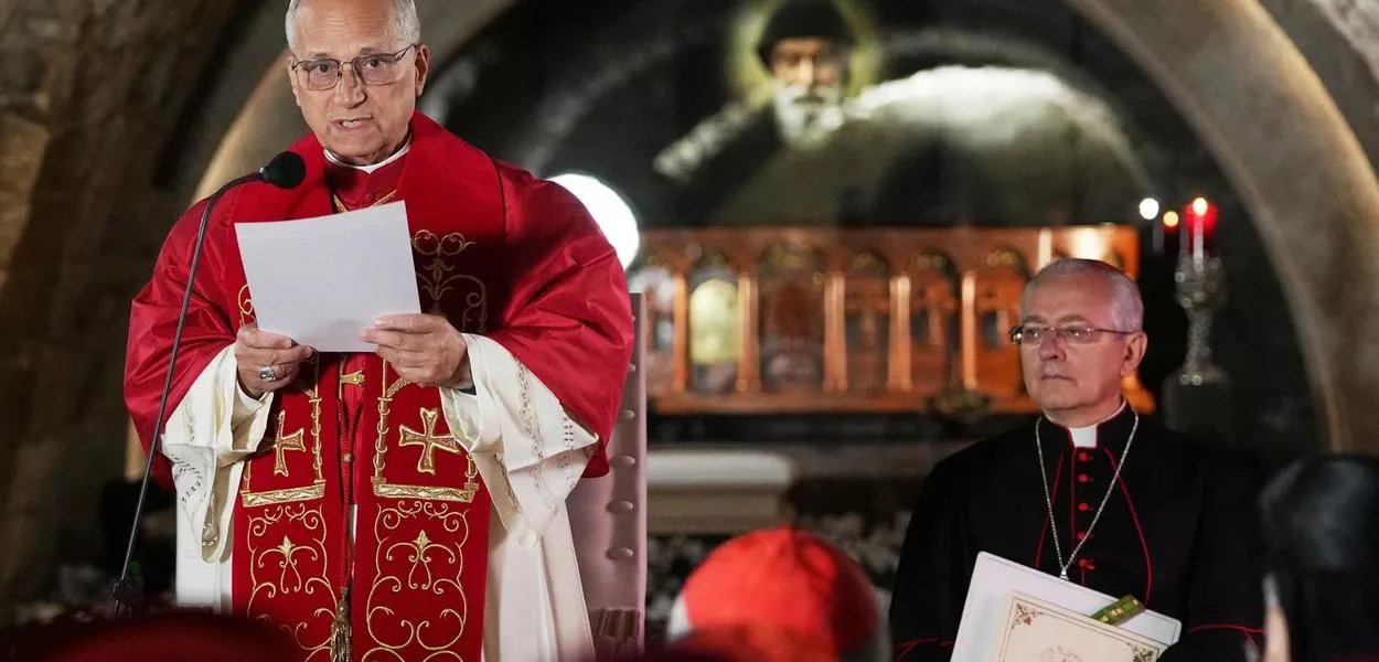 O papa Leão discursa em frente ao túmulo de São Charbel Makhlouf no Mosteiro de São Maroun, no Líbano - 1º de dezembro de 2025
