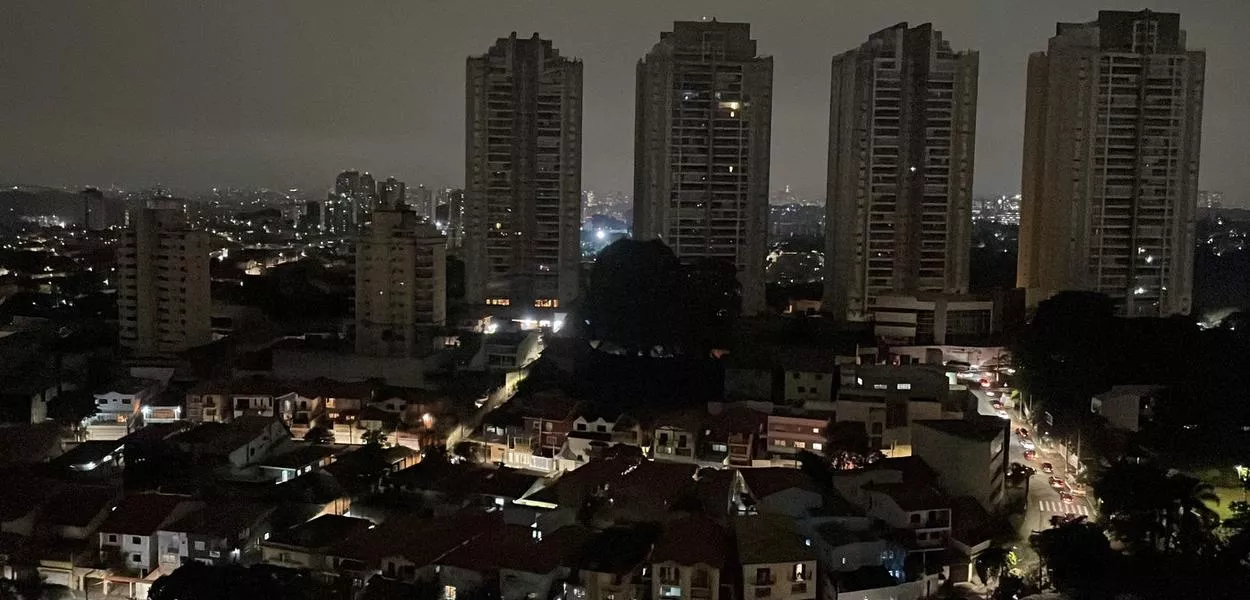 Vista mostra vários imóveis sem energia elétrica, no bairro do Morumbi, em São Paulo-SP - 06/11/2023