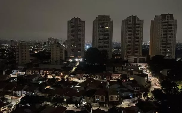 Vista mostra vários imóveis sem energia elétrica, no bairro do Morumbi, em São Paulo-SP - 06/11/2023