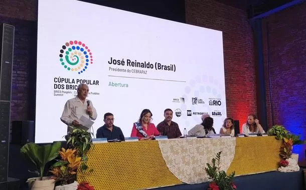 O editor internacional do Brasil 247, José Reinaldo Carvalho, discursa na Cúpula Popular do Brics, no Rio de Janeiro-RJ, em 1 de dezembro de 2025