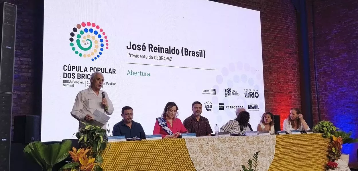 O editor internacional do Brasil 247, José Reinaldo Carvalho, discursa na Cúpula Popular do Brics, no Rio de Janeiro-RJ, em 1 de dezembro de 2025