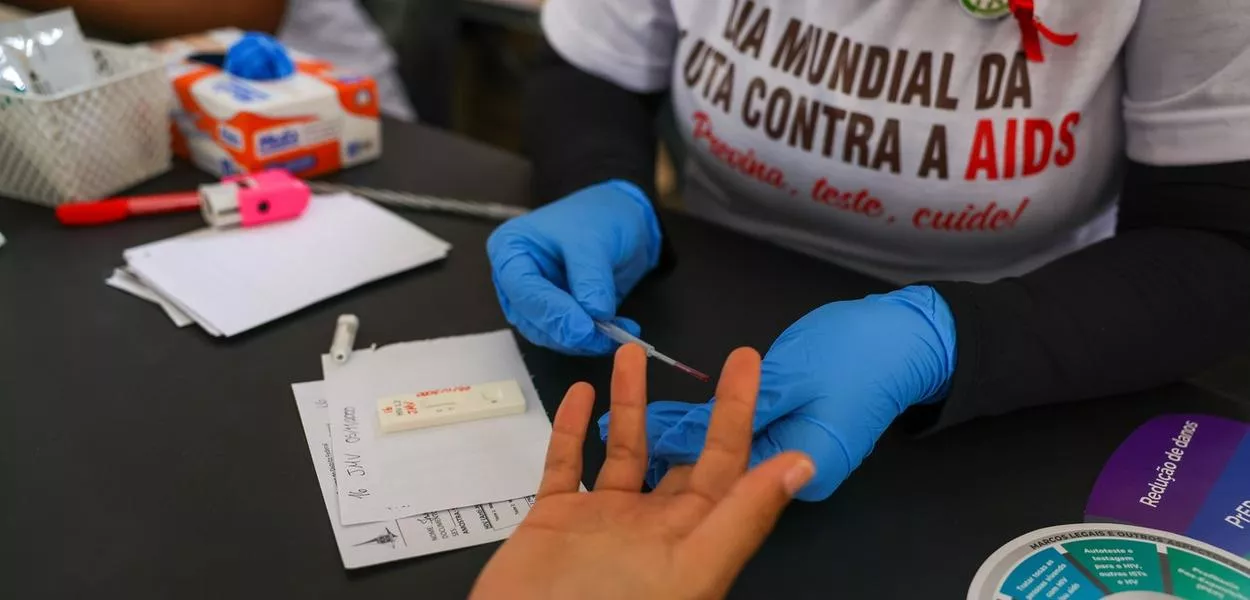 1/12/2025 - Mobilização em Brasília no Dia Mundial de Combate à AIDS oferece testagem rápida para HIV, distribuição de autotestes, orientações sobre ISTs e saúde sexual   