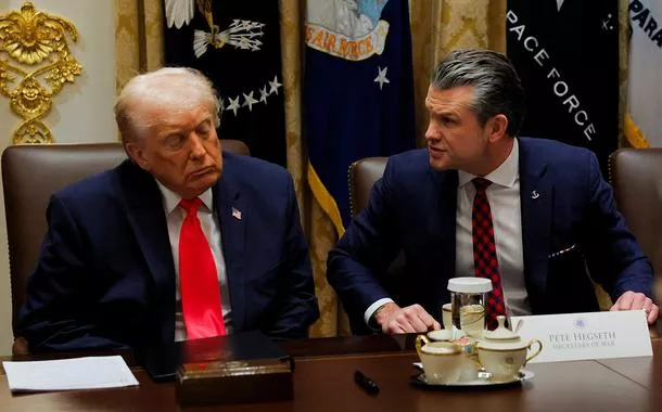 Secretário de Defesa, Pete Hegseth, conversa com Trump durante reunião de gabinete na Casa Branca
02/12/2025
