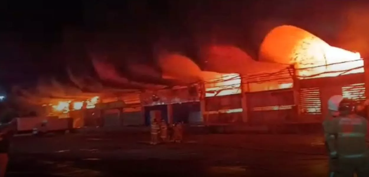 O Corpo de Bombeiros mobilizou uma operação de grande porte, com 110 militares, 31 viaturas e 14 quartéis envolvidos