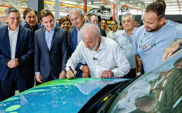 "O dinheiro está chegando na mão do povo", diz Lula no Ceará