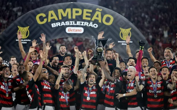 Flamengo celebra título brasileiro em noite de festa no Maracanã