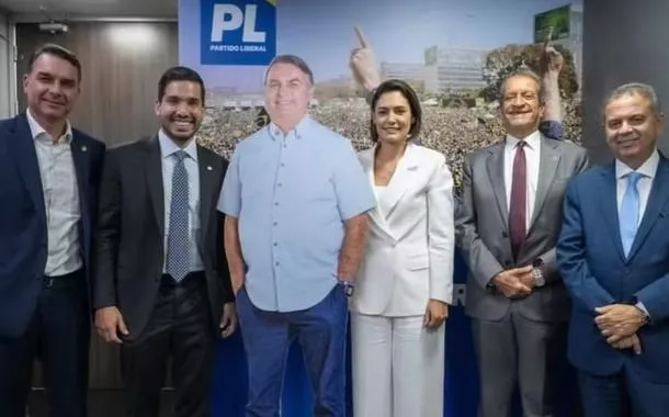 Flávio Bolsonaro, André Fernandes, boneco de papelão de Jair Bolsonaro, Michelle Bolsonaro, Valdemar Costa Neto e Rogério Marinho