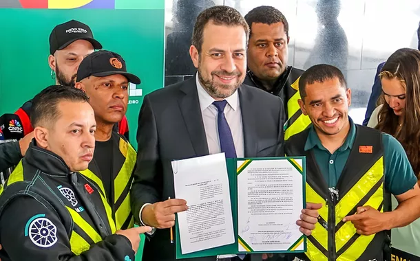 Guilherme Boulos e trabalhadores de entregas por aplicativos