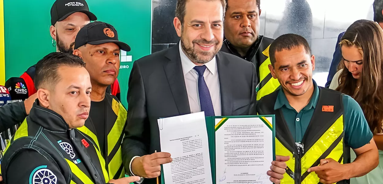 Guilherme Boulos e trabalhadores de entregas por aplicativos