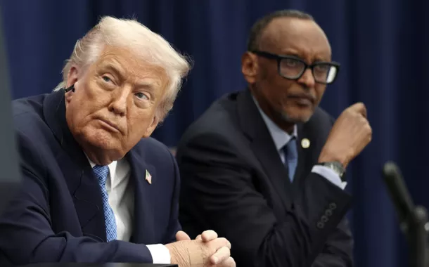 O presidente dos Estados Unidos, Donald Trump, ouve o presidente da República Democrática do Congo, Felix Tshisekedi (não aparece na foto), durante uma cerimônia de assinatura com o presidente de Ruanda, Paul Kagame, no Instituto da Paz dos EUA, em Washington, D.C., Estados Unidos, em 4 de dezembro de 2025