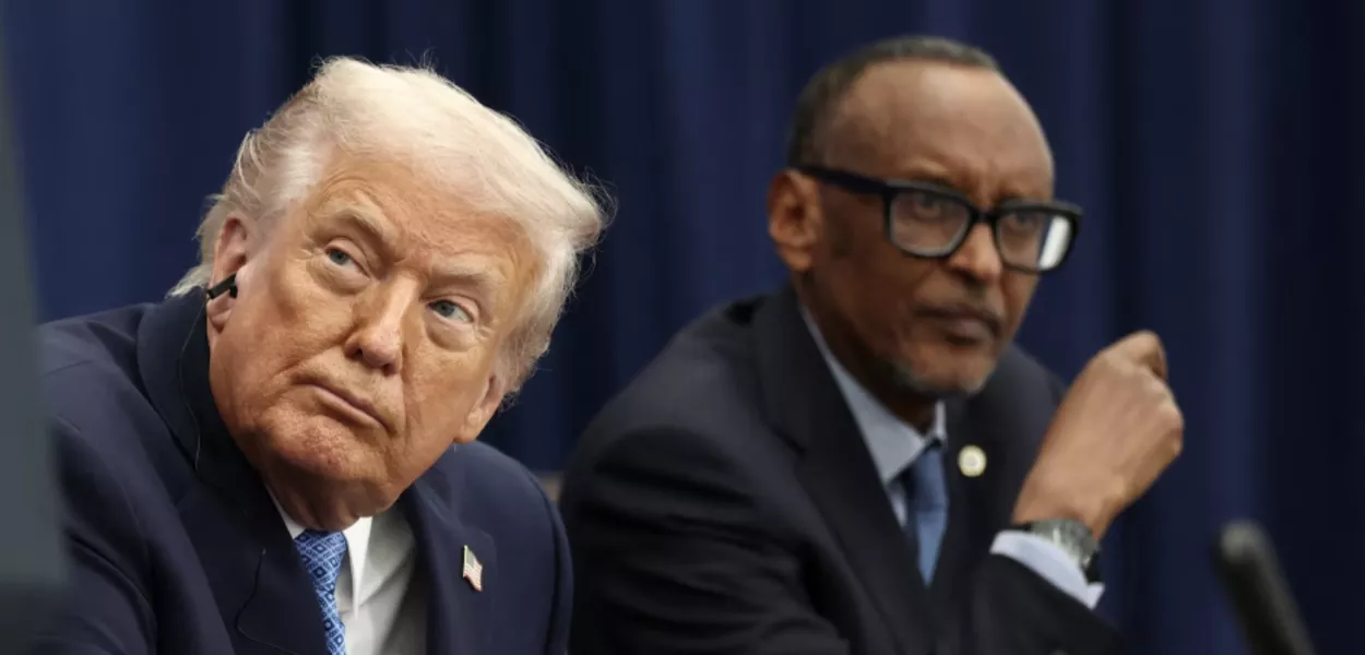 O presidente dos Estados Unidos, Donald Trump, ouve o presidente da República Democrática do Congo, Felix Tshisekedi (não aparece na foto), durante uma cerimônia de assinatura com o presidente de Ruanda, Paul Kagame, no Instituto da Paz dos EUA, em Washington, D.C., Estados Unidos, em 4 de dezembro de 2025