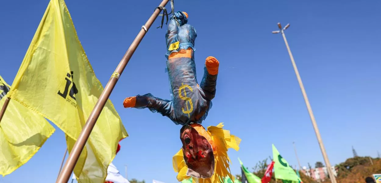 Brasília (DF) - 01/08/2025 - Movimentos sindicais e sociais protestam contra medidas econômicas do governo Trump contra o Brasil, na frente da embaixada americana