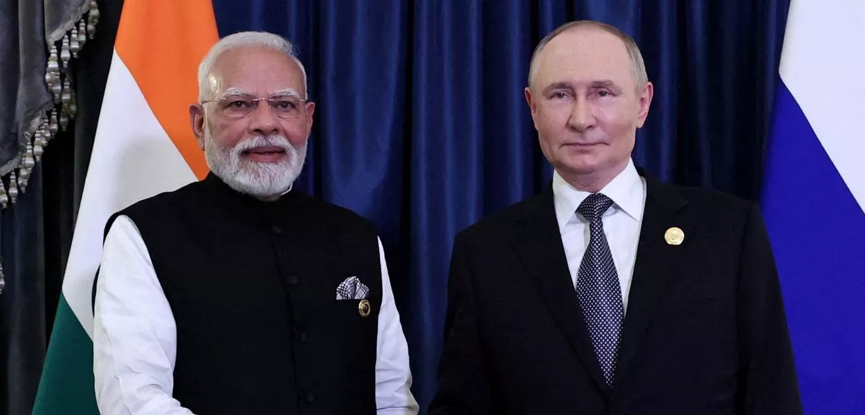 O primeiro-ministro da Índia, Narendra Modi, e o presidente da Rússia, Vladimir Putin, cumprimentam-se em Tianjin, na China - 01/09/2025 