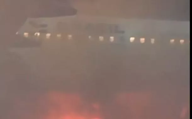 Passageiros foram retirados de um avião, na noite desta quinta-feira (4), após um equipamento de solo pegar fogo no Aeroporto Internacional de São Paulo