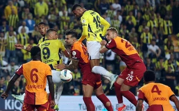Jogadores do Galatasaray e Fenerbahçe