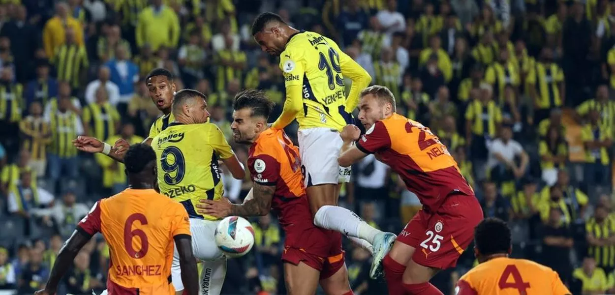 Jogadores do Galatasaray e Fenerbahçe