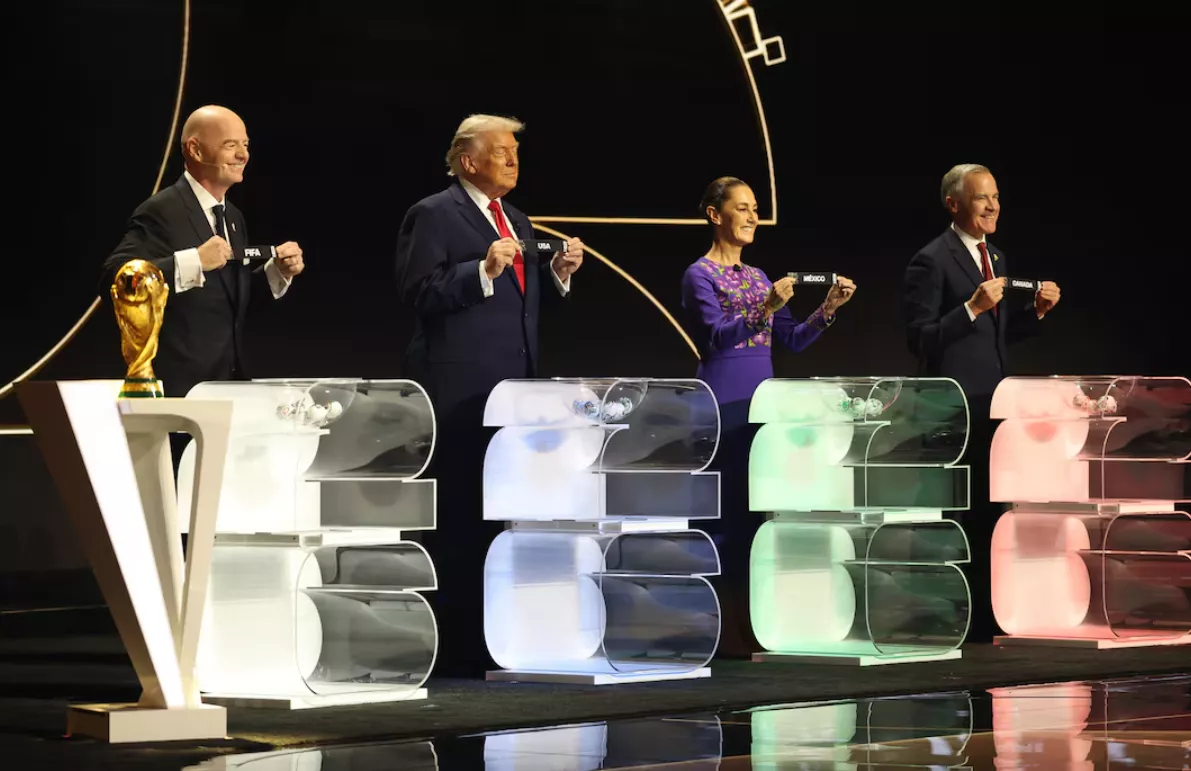 Futebol - Copa do Mundo FIFA 2026 - Sorteio da Copa do Mundo FIFA 2026 - Centro John F. Kennedy para as Artes Cênicas, Washington, DC, EUA - 5 de dezembro de 2025. O presidente dos EUA, Donald Trump, a presidente do México, Claudia Sheinbaum, e o primeiro-ministro do Canadá, Mark Carney, posam para uma foto com o presidente da FIFA, Gianni Infantino, após o sorteio de seus respectivos países durante a Copa do Mundo FIFA 2026