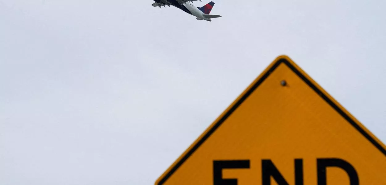 Avião decola do aeroporto de Laguardia, em Nova York - 07/11/2025 