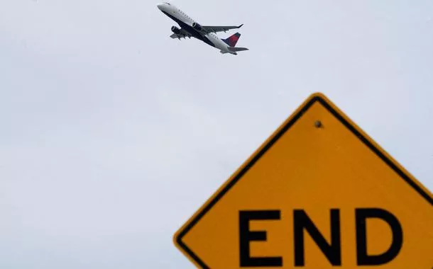 Avião decola do aeroporto de Laguardia, em Nova York - 07/11/2025 