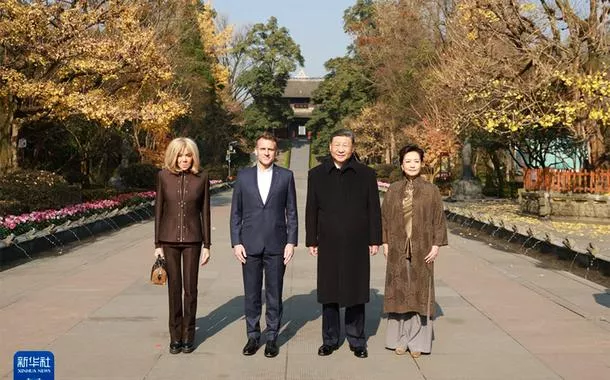 Xi Jinping e Macron mantêm trocas amistosas em Chengdu, na China