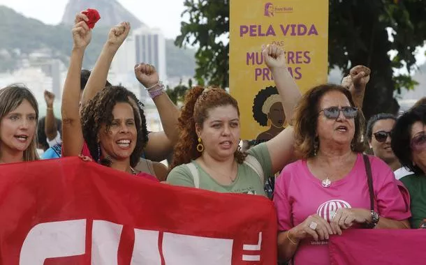 Mulheres de todo país se mobilizam em atos contra o feminicídio neste domingo (7)