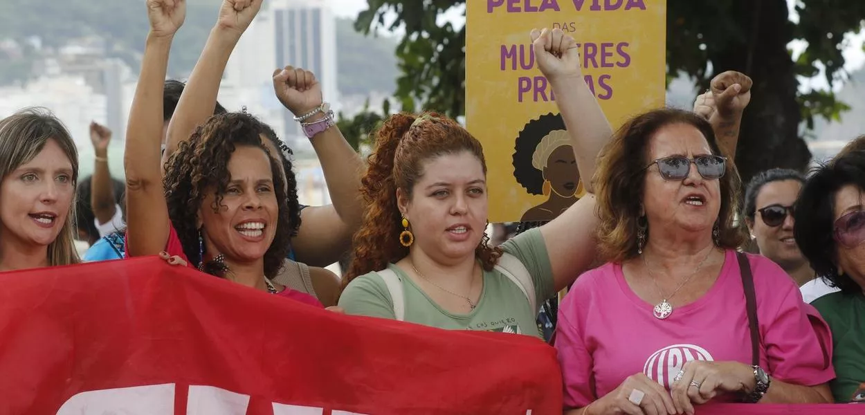 Rio de Janeiro (RJ) - 25/11/2023 – Protesto lembra mulheres vítimas de feminicídio, em Copacabana, no Dia Internacional pela Eliminação da Violência contra a Mulher