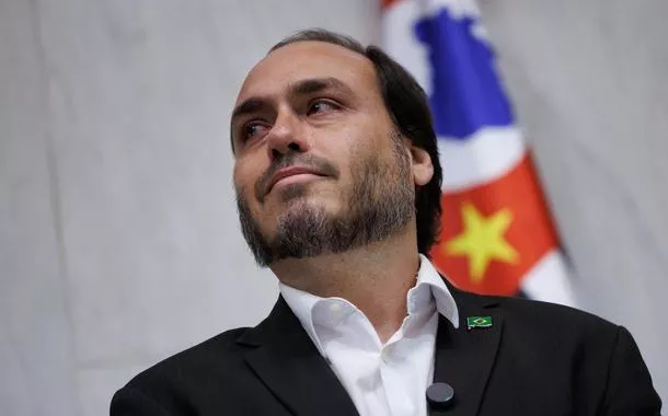 Bolsa despenca com pré-candidatura de Flávio Bolsonaro e Carlos minimiza: "normal"