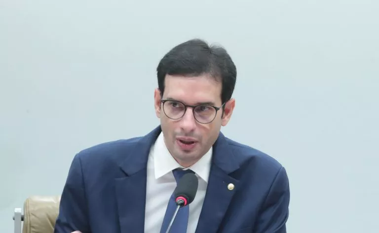 Relator do fim da escala 6x1 prevê votação em plenário para 27 de maio