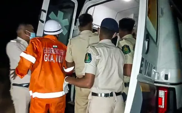 Arpora - Goa, Índia - Equipes de bombeiros e agentes da polícia realizam operações de busca e resgate após um incêndio de grandes proporções atingir o restaurante Birch by Romeo Lane, em 7 de dezembro de 2025