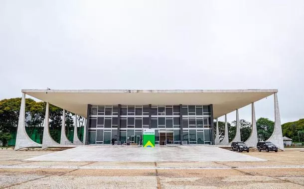 Brasília (DF) - 08.01.2024 - Réplica da Costituição Brasileira instalada em frente ao STF 