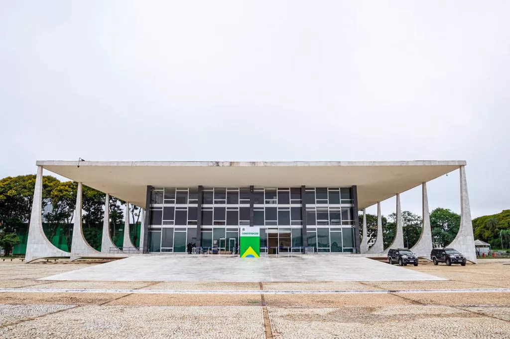 Brasília (DF) - 08.01.2024 - Réplica da Costituição Brasileira instalada em frente ao STF 