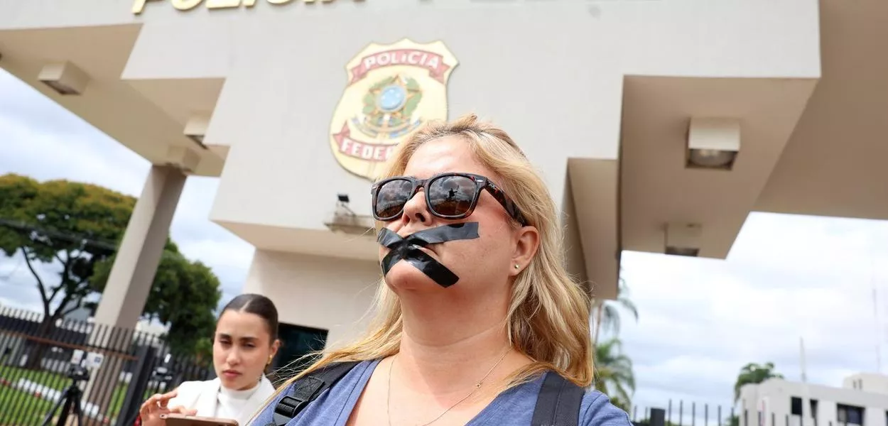 Brasília (DF) - 22/11/2025 - Manifestante bolsonarista em frente à sede da Polícia Federal após a prisão do ex-presidente Jair Bolsonaro