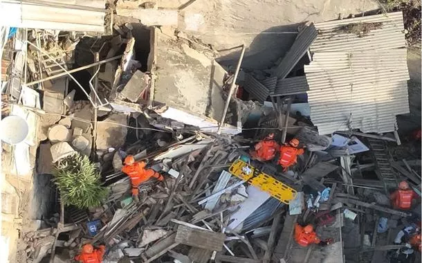 O Corpo de Bombeiros informou que foi acionado para um “desabamento de edificação”