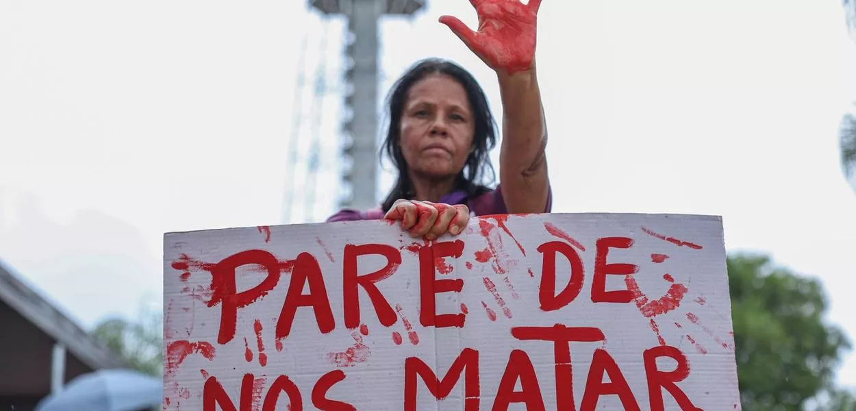 Brasília (DF) - 07/12/2025 - O Levante Mulheres Vivas realiza ato na área central de Brasília para denunciar o feminicídio e todas formas de violência contra mulheres