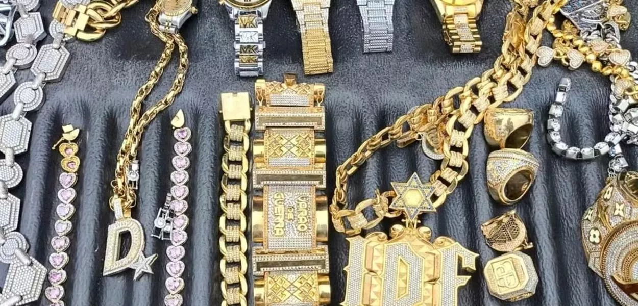 Joias apreendidas com a família do traficante Álvaro Malaquias Santa Rosa, o "Peixão"