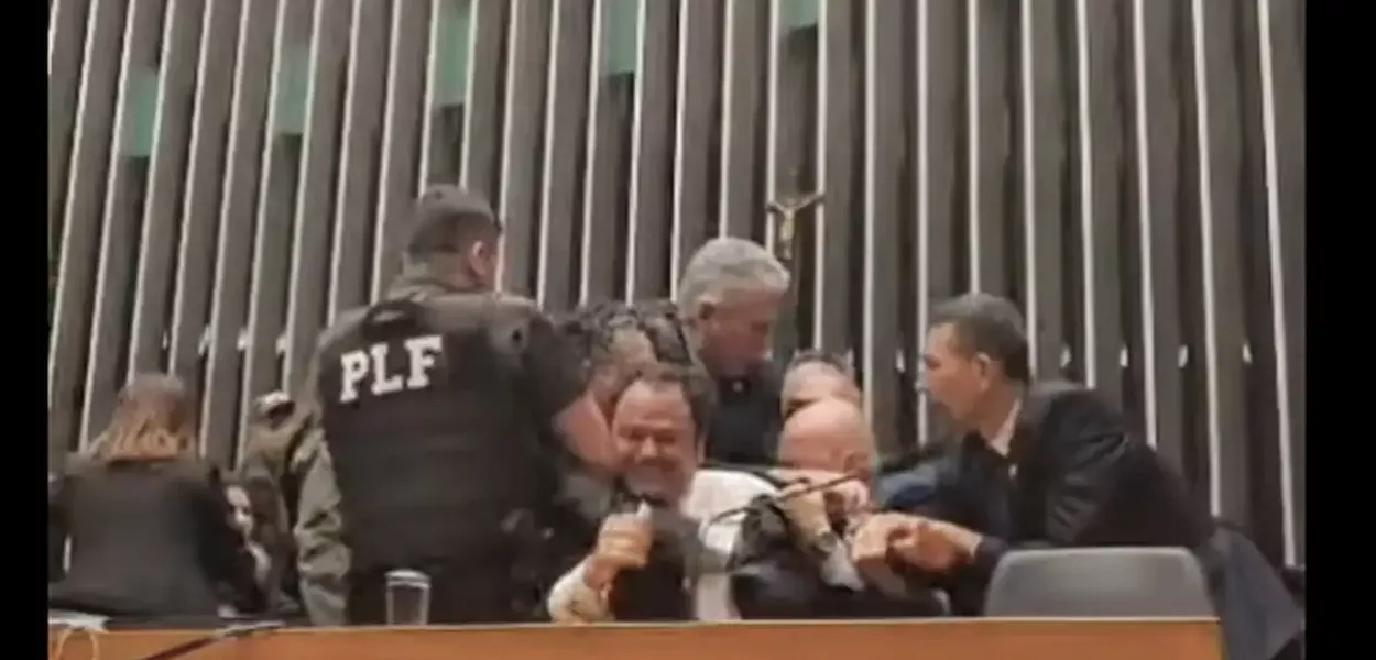 Deputado Glauber Braga é retirado à força da Mesa Diretora da Câmara pela Polícia Legislativa