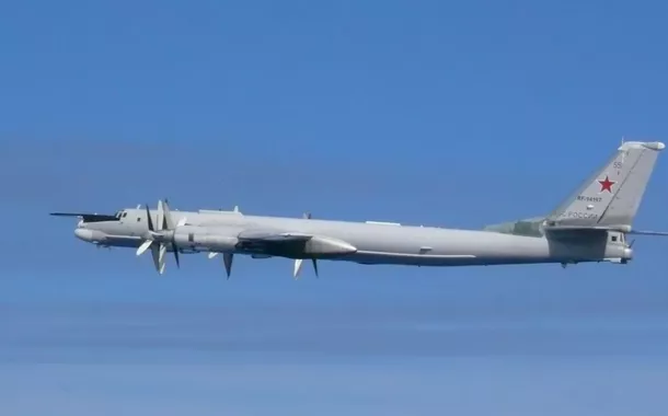 Um bombardeiro russo TU-95 sobrevoa o Mar da China Oriental
