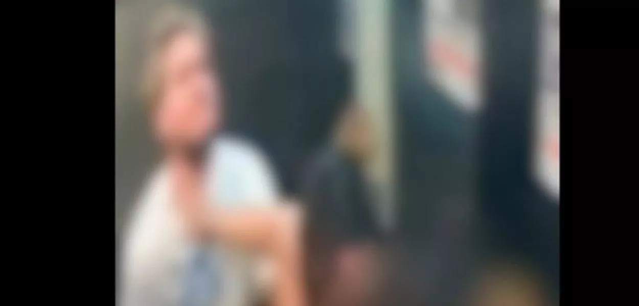 O caso ocorreu em 26 de outubro. A violência só cessou quando o elevador parou e moradores ouviram os gritos