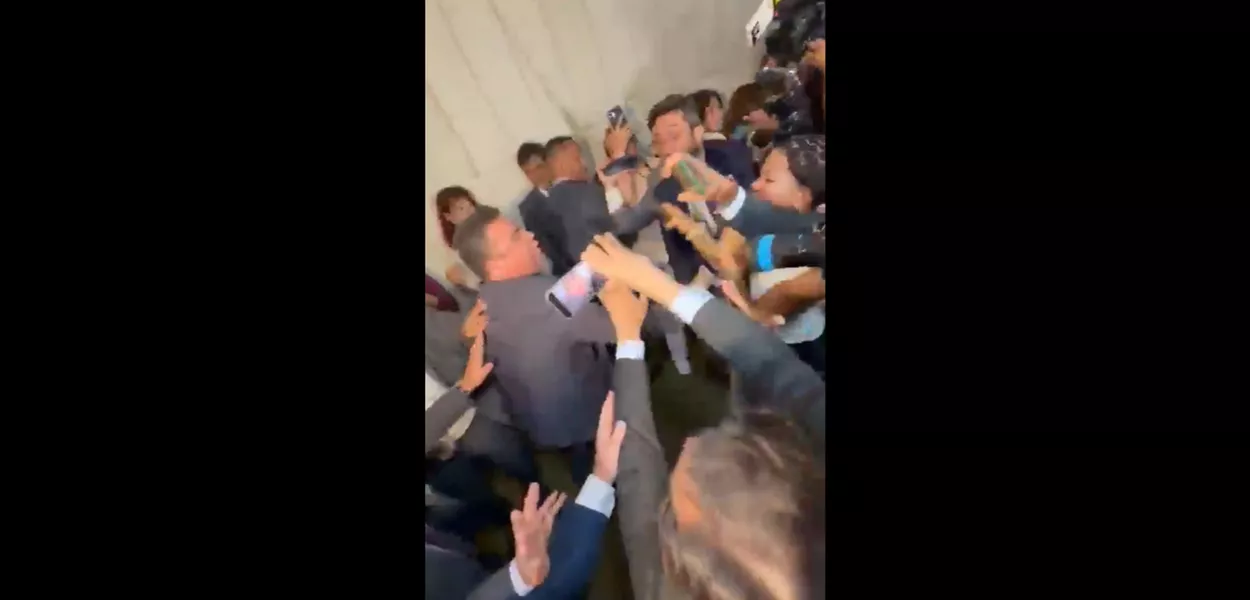 Jornalistas são empurrados por policiais legislativos