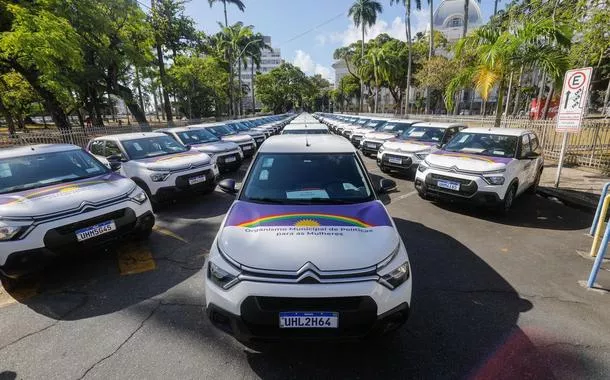 Governo de Pernambuco troca o azul por roxo em veículos oficiais