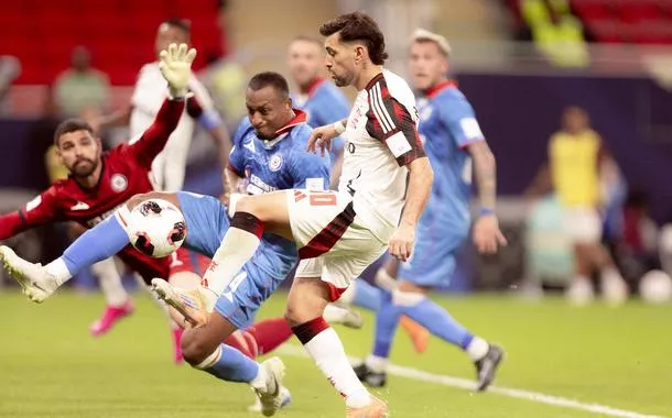 Giorgian de Arrascaeta marca o gol da vitória do Flamengo sobre o Cruz Azul, em partida válida pelas quartas de final do torneio Intercontinal de 2025