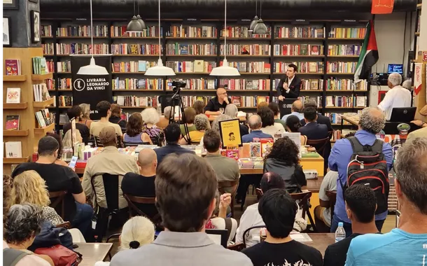 Alysson Mascaro lota livraria Leonardo da Vinci, no Rio, em lançamento de Crítica do Cancelamento