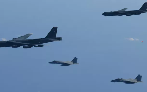 Os caças F-15 da 6ª Ala Aérea da Força Aérea de Autodefesa do Japão realizam um exercício militar conjunto com o bombardeiro B-52 dos EUA sobre o Mar do Japão