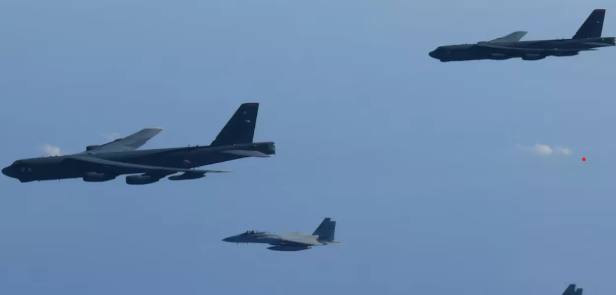 Os caças F-15 da 6ª Ala Aérea da Força Aérea de Autodefesa do Japão realizam um exercício militar conjunto com o bombardeiro B-52 dos EUA sobre o Mar do Japão