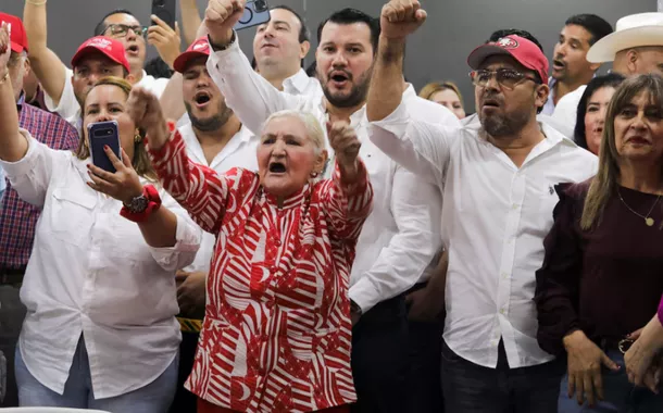 Apoiadores do governo protestam em frente às instalações do Conselho Nacional Eleitoral (CNE),
