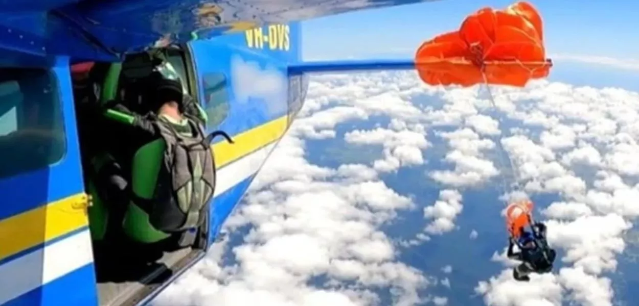 As imagens mostram o momento em que o equipamento se abre acidentalmente e o homem é puxado para fora da aeronave, ficando pendurado